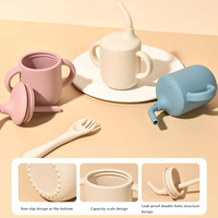 Ensemble de vaisselle en silicone de qualité alimentaire au design moderne pour enfants, comprenant une fourchette et une cuillère à ventouse, des bavoirs d'alimentation pour tout-petits, une assiette et un bol avec couvercle