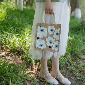 Bolsa de Mano Personalizada con Diseño Floral, Bordado a Mano con Aguja Mágica, para Navidad - Product Image 4