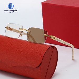 Lunettes de soleil à monture souple, accessoires en forme de cœur de pêche, lunettes de soleil sans monture, lunettes intelligentes à <span class=keywords><strong>changement</strong></span> de couleur - Product Image 2