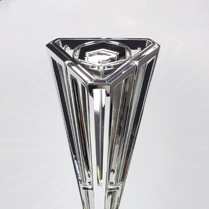 Trophée en cristal Mika, pyramide plaquée en résine PVC, taille personnalisée - Product Image 1