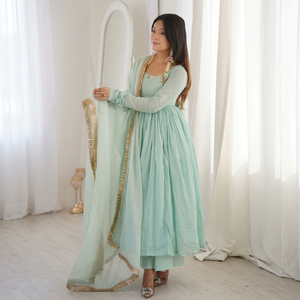 Ensemble de robe de soirée et de dupatta, avec dentelle de créateur lourde et complexe sur le col – Modèle avant et arrière, idéal pour les fêtes - Product Image 1