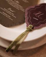 Undangan Pernikahan Berlapis dengan Kartu Menu Kertas Foil Emas Custom, Huruf Bunga Bergelombang Mewah, Rumbai Sutra, dan Desain Die-cut