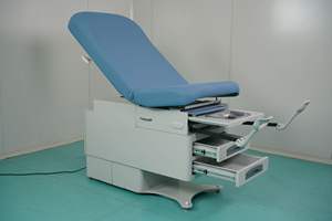 Table d'examen gynécologique pliable de conception américaine, table d'accouchement, lit d'examen gynécologique pour hôpital avec étriers. - Product Image 3