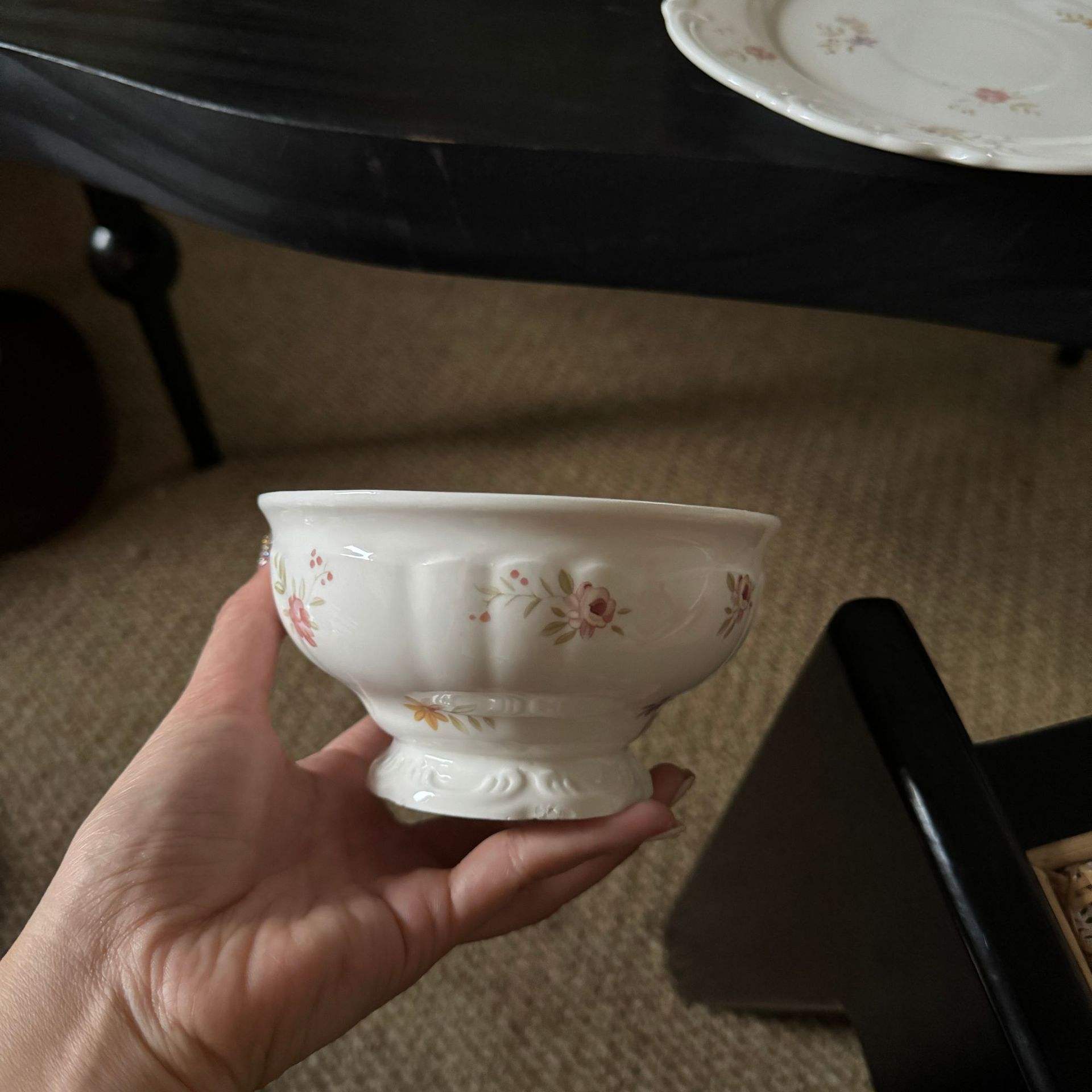 A high-footed bowl with rural flower language