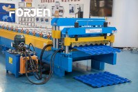 Machine de formage de rouleaux de tôles d'acier colorées pour tuiles de toiture émaillées FORJEN, machine de fabrication de tuiles métalliques émaillées