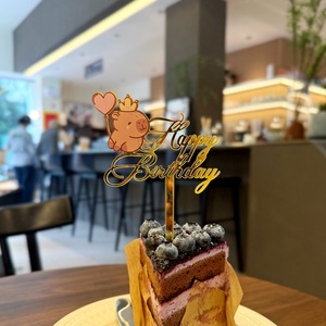 ท็อปเปอร์เค้กวันเกิดอะคริลิคคาปิบาร่าลายน้ำผึ้งและหวานๆ หนา 1.3 มม. กว้าง 9 ซม. ของตกแต่งงานปาร์ตี้สำหรับงานฉลองวันเกิด - Product Image 2