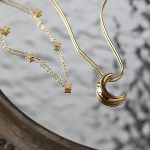 Collier en acier inoxydable 316L plaqué or 18 carats PVD, motif croissant de lune 3D et chevrons, résistant au ternissement, délicat, pour clavicule, motif étoile et lune - Product Image 4
