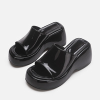 Xinzirain personnalisé 11 couleurs semelle épaisse glisser sandale bout ouvert en cuir PU sandales à talons compensés pour femmes été anti-dérapant caractéristique