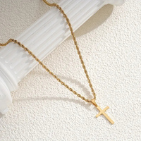 Chaîne torsadée imperméable et sans ternissement Bijoux chrétiens Collier pendentif croix en acier inoxydable plaqué or PVD 18 carats pour hommes et femmes