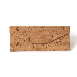 Экологичный складной футляр для очков и украшений Manteng из натуральной пробки с треугольным дизайном - Product Image 1