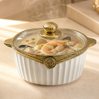 Soupière en céramique blanche cannelée avec couvercle en verre orné d'un médaillon doré, bol de service