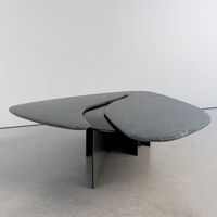 Table basse en marbre en forme d'aile, deux pièces, surface de forme libre, piédestal en métal foncé, décoration haut de gamme pour la maison