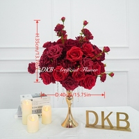 Arrangement de fleurs artificielles rouges de luxe en forme de boule, centre de table floral rond pour la décoration de table de réception de mariage
