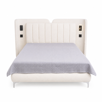 Lit rembourré en tissu doux avec tête de lit à volants pour chambre à coucher