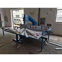 Machine de découpe verticale de taille moyenne avec couteau à ruban pour la découpe de feuilles de tissu en mousse