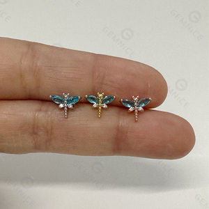 Boucles d'oreilles Gemnel Mini Libellule en or, argent 925, émeraude, zircon, clous miniatures, délicates, insectes, bijoux inspirés de la nature - Product Image 5