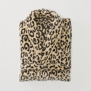 Accappatoio Leopardato Personalizzabile per Donna in Cotone Morbido e Peluche per l'Autunno - Product Image 1