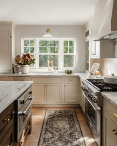 Cucina Vermont su Misura in Stile Moderno Farmhouse, Bicolore Bianco e Legno Scuro, Isola con Ante in Vetro, Maniglie Dorate, Piano in Marmo - Product Image 1