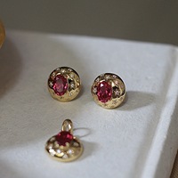 Boucles d'oreilles clous en corindon rouge rubis, style rétro français, luxe léger, délicates, vintage, élégantes, collection de bijoux 2026