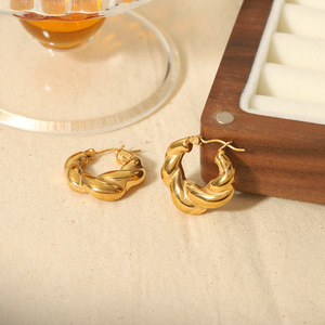 Boucles d'oreilles créoles plaquées or 18 carats, design torsadé en forme de C, bijoux tendance pour femmes - Product Image 5