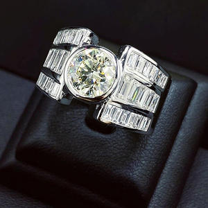 Anello da Donna Q739 in Oro Bianco con Diamanti, Taglio Brillante Rotondo e Pietre Laterali a Baguette, Diamante Naturale Colore D per Fidanzamento - Product Image 5