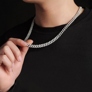 Chaîne cubaine glacée avec diamants de laboratoire – Bijoux de luxe pour mariages, coiffures de marié et occasions spéciales – Disponible à la vente - Product Image 4