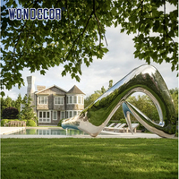 Toboggan aquatique en acier inoxydable 316 poli miroir, sculpture de piscine extérieure, élément aquatique de luxe pour piscine