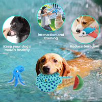 Jouet à mâcher en peluche pour chien flottant d'été chaud avec requin et conception d'animal de mer sûr et amusant pour les jeux d'eau