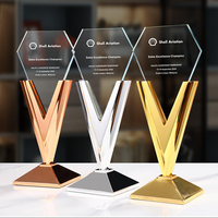 Trophée en métal doré en forme de V, design en verre cristal vierge, élégant, directement de l'usine – Médailles et Plaques