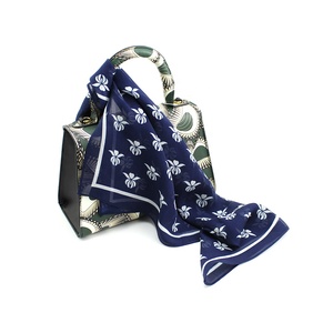 Vente en gros <span class=keywords><strong>bleu</strong></span> <span class=keywords><strong>marine</strong></span> blanc 100% mousseline <span class=keywords><strong>de</strong></span> <span class=keywords><strong>soie</strong></span> fille sac Bandanas fleur <span class=keywords><strong>carré</strong></span> impression personnalisé foulard foulard <span class=keywords><strong>soie</strong></span> pour les femmes - Product Image 4