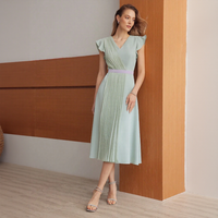 Robe midi plissée vert clair en tissu peigné respirant à col en V et manches volantées pour femme, usage quotidien, OEM ODM, vente en gros personnalisée