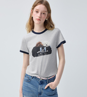 T-shirt court en coton gris marine VEGA CHANG pour femme avec bordure côtelée contrastante, col rond et imprimé motif chiot mignon et sac à lettres