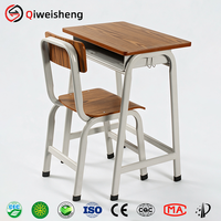 Ensemble de bureau et chaise classiques pour enfants, idéal pour les salles de classe moyennes et les élèves.