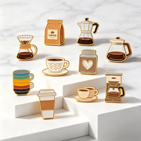 Pins en émail personnalisés OEM/ODM en gros, badges métalliques en forme de fruits, pins de chapeau à lettres, cadeaux artisanaux en métal pour la Journée des enseignants