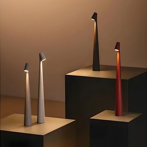 โคมไฟตั้งโต๊ะแบบพกพาสำหรับห้องนอนและห้องรับประทานอาหาร ดีไซน์ทันสมัยสำหรับคนดังทางอินเทอร์เน็ตข้ามพรมแดน ขาตั้งสูง ชาร์จด้วย USB - Product Image 3