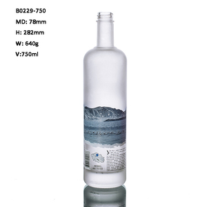 Bouteille en verre de vodka givrée transparente décorative de 750ml avec bouchon en liège - Product Image 1