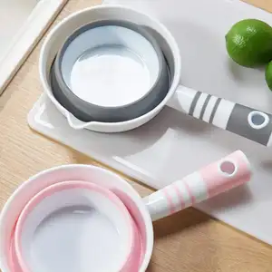 Cocina Baño Ahorro de espacio Cucharón colgante Lavado de cabello Cuchara de agua de baño plegable