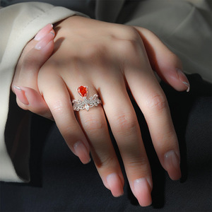 Anillo de latón de lujo con incrustaciones de diamantes de alto contenido en carbono con corte helado, ideal como regalo de compromiso para mujeres. - Product Image 2