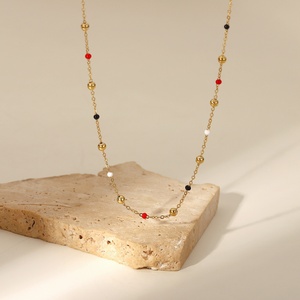 Collier à chaînes perlées plaqué or 18 carats en acier inoxydable avec émail rouge et noir - Product Image 1