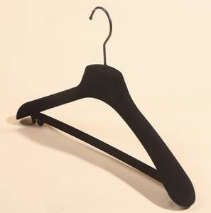 Cintres en velours pour vêtements de mariage Lavinia, cintres personnalisés antidérapants en plastique noir à épaules larges et floqués pour pantalons - Product Image 5