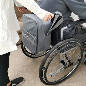 Sac de marche avec multi-poches suspendu au côté du fauteuil roulant pour les fournitures de thérapie de rééducation - Product Image 4