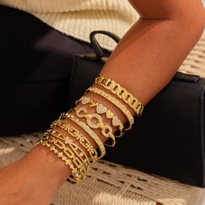 กำไลข้อมือรูปหัวใจประดับเพชรซิร์คอน ดีไซน์เรขาคณิต ชุบทองบนสแตนเลสสตีล  สามารถสลักโลโก้ได้ เหมาะสำหรับเป็นของขวัญ งานปาร์ตี้ - Product Image 1