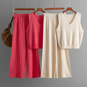 ชุดเซ็ตสองชิ้นถักนิตติ้งคอวีแบบลำลองสำหรับผู้หญิง พร้อมโลโก้สั่งทำขายส่ง เสื้อกล้ามแขนกุดทรงหลวม กางเกงขายาวทรงกว้าง - Product Image 2