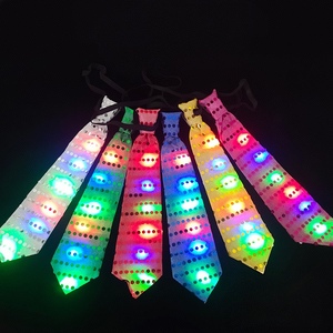 Corbata intermitente de lentejuelas de rendimiento con luz LED Corbata de tela de nailon para fiestas Decoración de accesorios de fiesta - Product Image 5
