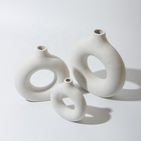 Décoration nordique Vase en céramique moderne Petit et grand vase en forme de beignet avec anneau rond rustique Blanc Noir et blanc pour les mariages