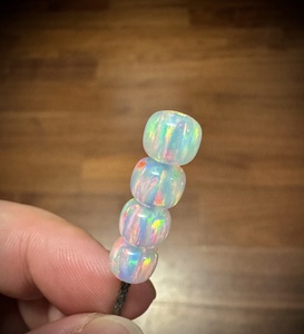 Cuentas de Ópalo Sintético Blancas de 1.5mm con Orificio para Hacer Pulseras - Product Image 2