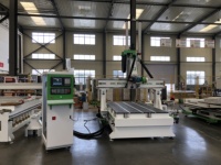 Roctech CNC 4 axes avec broche rotative ±90 °   Perceuse latérale 9kW HSD ATC avec servo Yaskawa et commande Syntec 1300x2500mm pour armoires en bois