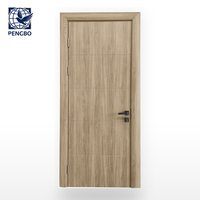 Porte de chambre en WPC imperméable à grain de bois avec panneau horizontal à quatre sections pour projets de villas et d'hôtels (vente en gros)