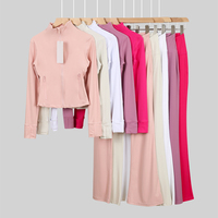 Ensemble de yoga et fitness pour femme de la même marque DF : veste à col montant et pantalon évasé, très extensible et respirant avec trous pour les pouces