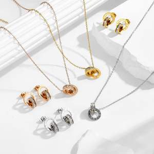 Juego de Joyería para Mujer con Baño de <span class=keywords><strong>Oro</strong></span> de 18K, Antideslustre, Acero Inoxidable, Circonita, Números Romanos, Aretes, Pulsera y Collar - Product Image 1